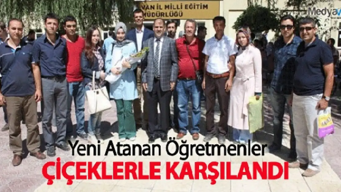 Vana Atanan Öğretmenler Güllerle Karşılandı