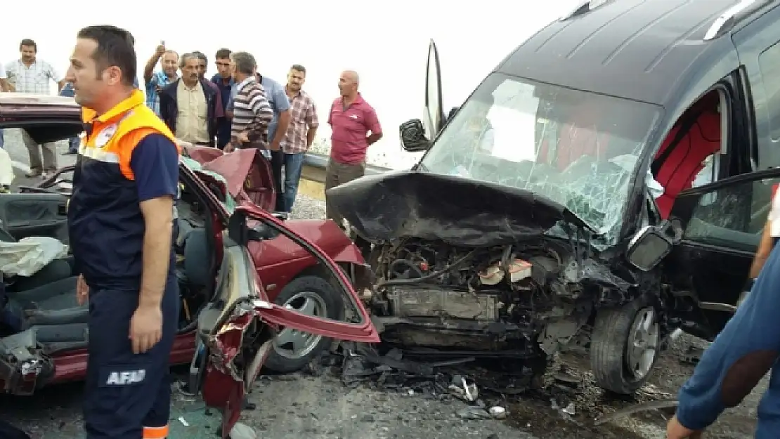 Vanda Sıkışmalı Trafik Kazası 2 Ölü, 3 Yaralı