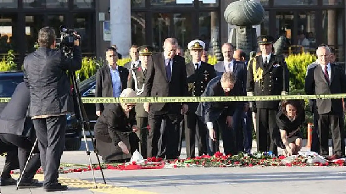 Cumhurbaşkanı Erdoğan katliam alanına karanfil bıraktı