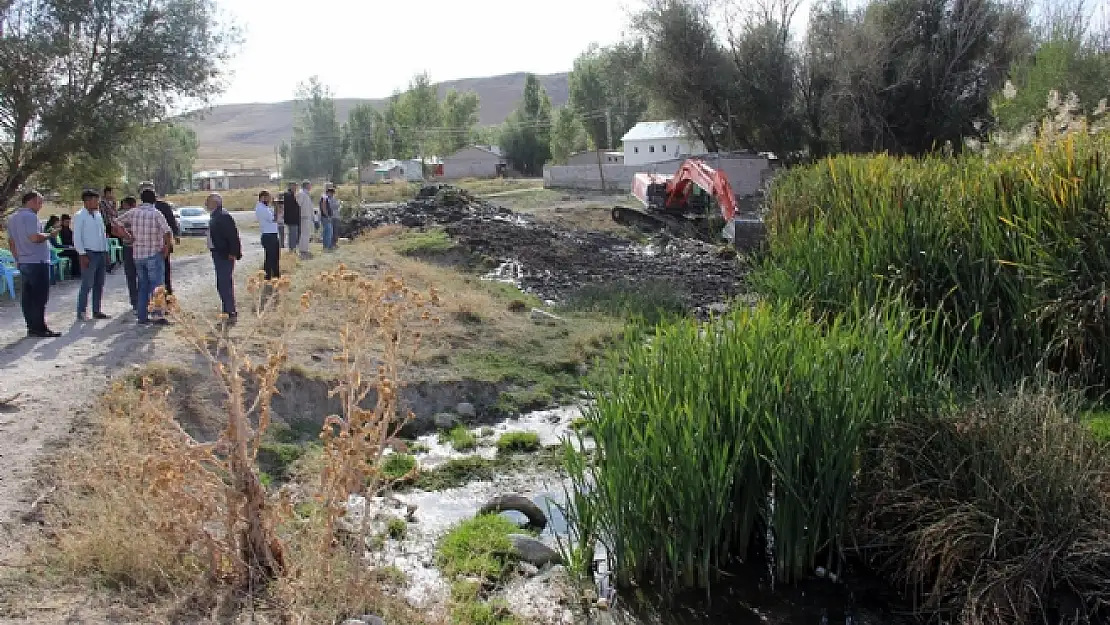 Büyükşehir gölet ve kanalları temizliyor