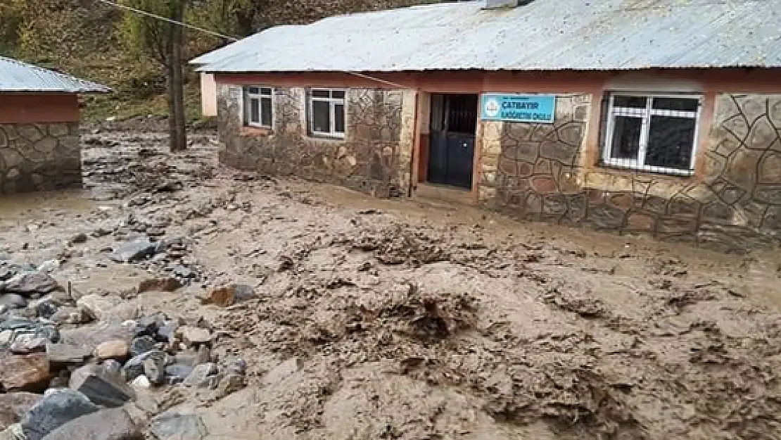 Bahçesaray'da Sel Meydana Geldi