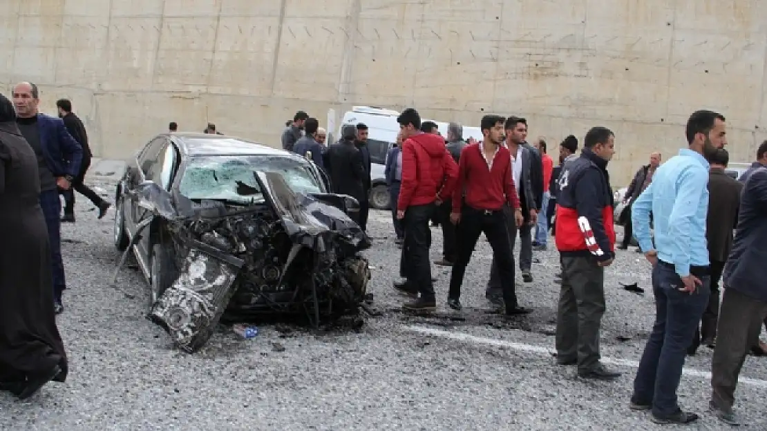 Başkalede Trafik Kazası: 20 Yaralı