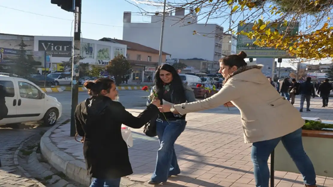 Ercişli Kadınlara Gül Dağıtıldı