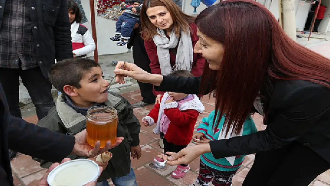 Arıcılık Projesi'nin İlk Hasadı Kobanili Ailelere Verildi