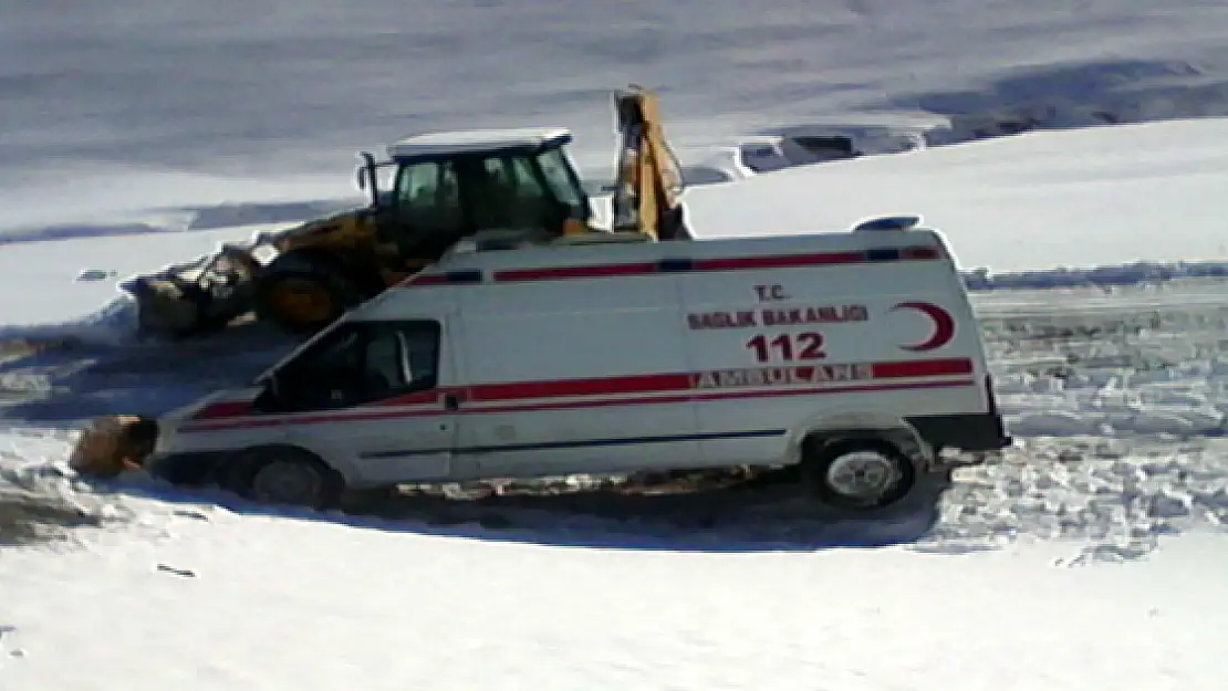 Yolda Mahsur Kalan Öğrenci ve Ambulans Kurtarıldı