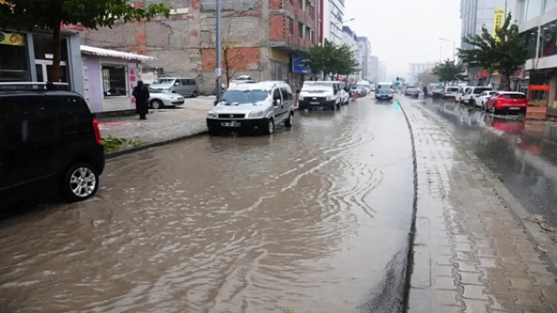 Alt Yapısı Yetersiz Caddeler Gölete Döndü