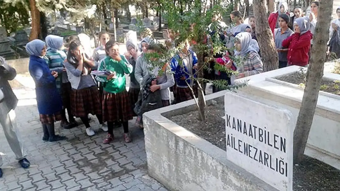 Ortaokul öğrencilerine mezarlıkta 'ahiret' dersi