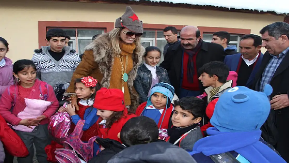 Ünlü Manken Tuğba Özal Öğrenciler İle Buluştu