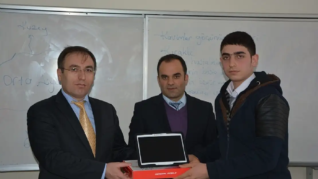 Kaymakam Akgül Öğrencilere Tablet Dağıttı