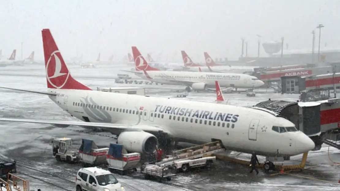 İstanbulda hava ve deniz ulaşımına kar engeli!