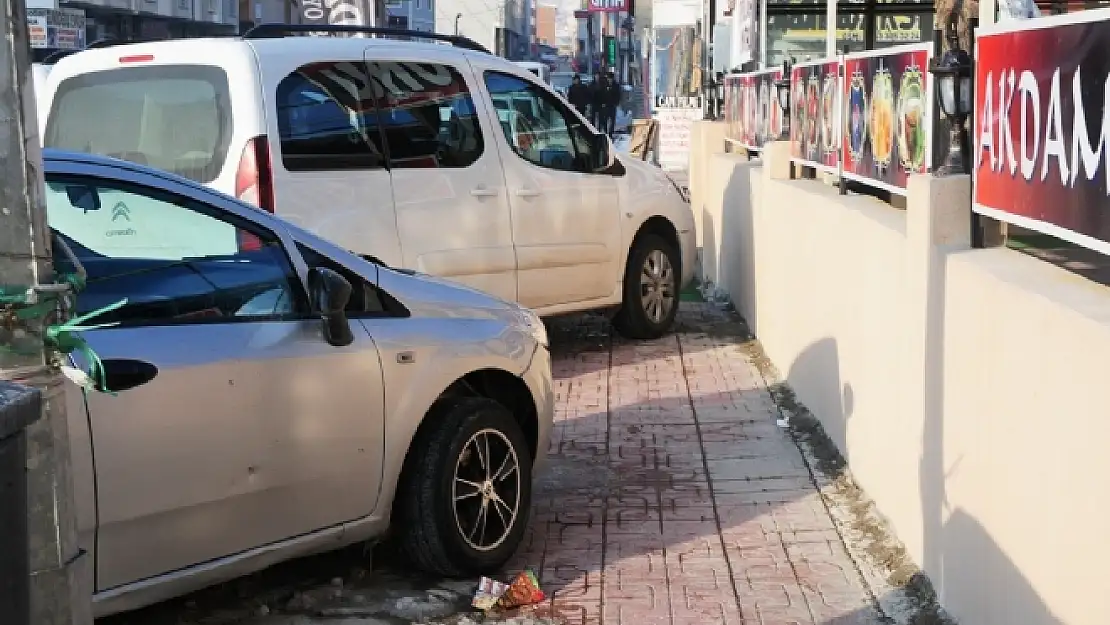 Vanda Kaldırımlar Otoparka Çevrildi