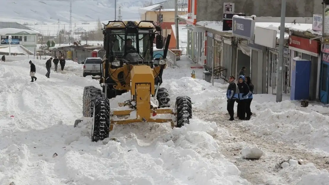 Başkalede Kar Temizleme Çalışması