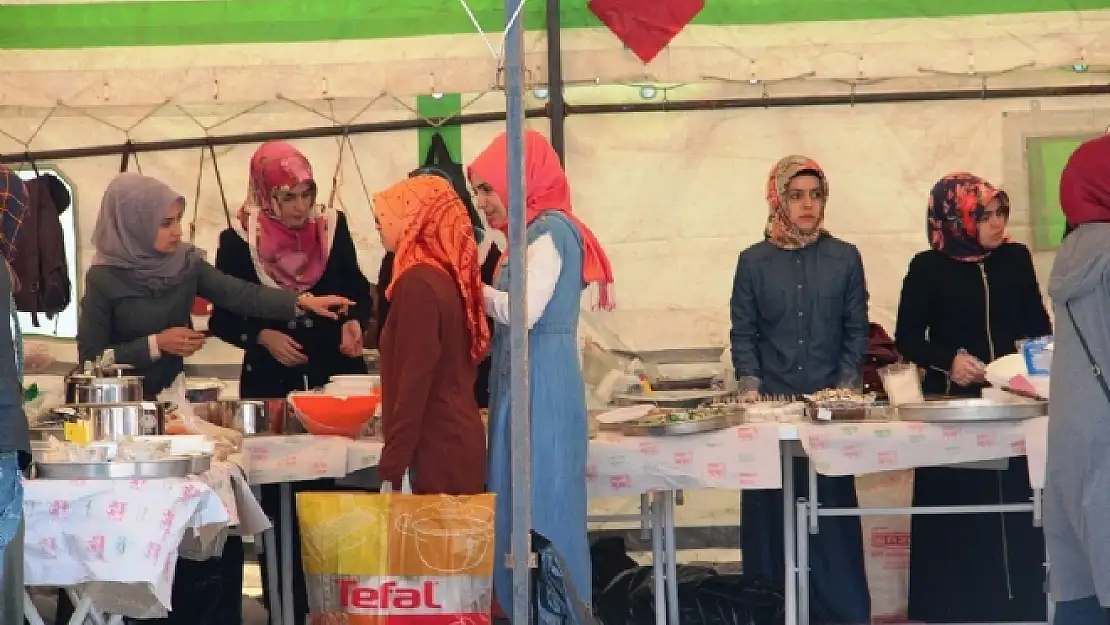 Suriyeli çocuklar yararına kermes düzenlendi. 