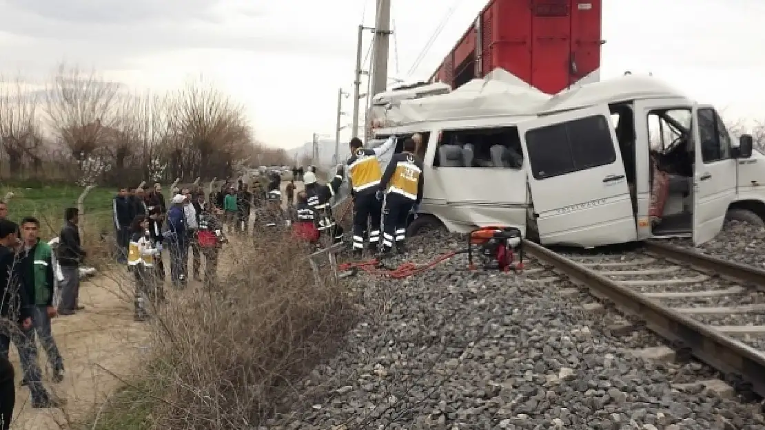 Tren, öğrenci servisine çarptı: 1 ölü, 16 yaralı