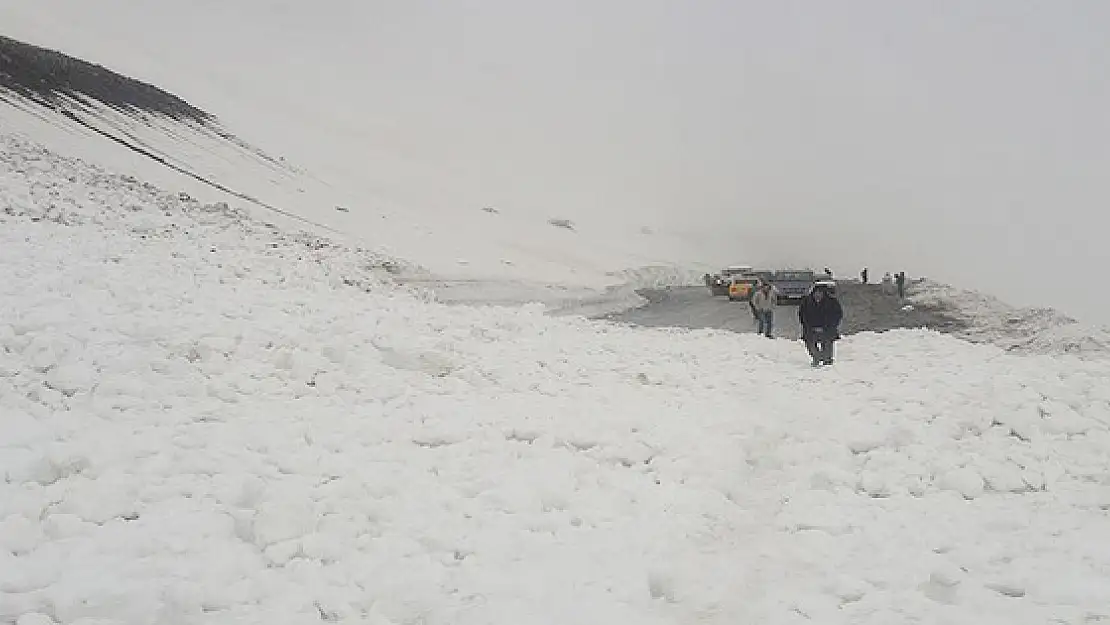 Bahçesaray Yolunda Araçlar Mahsur Kaldı