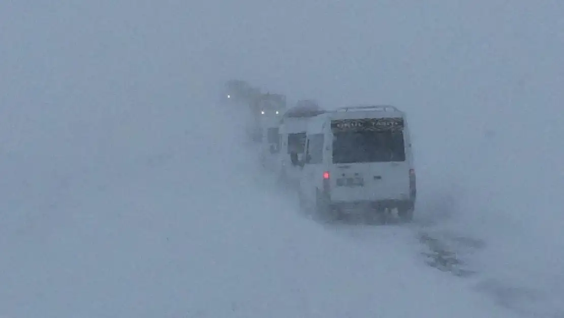 Kar yağışı ve sis trafiği olumsuz etkiliyor 