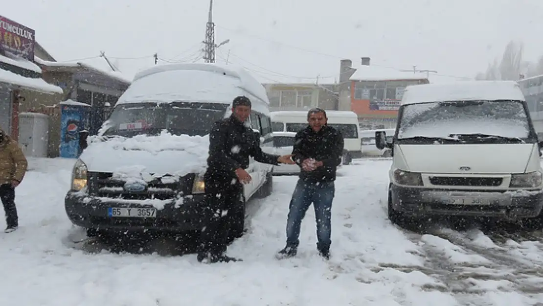 Başkalede 34 Mahalle Yolu Ulaşıma Kapandı