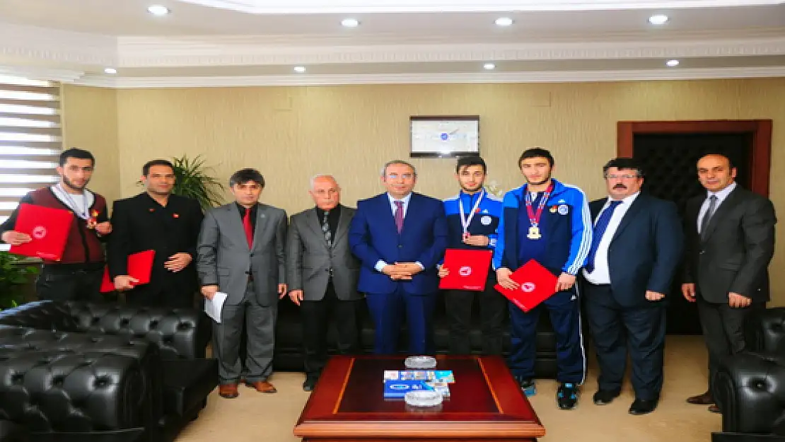 Rektör Battaldan Başarılı Sporculara Altın