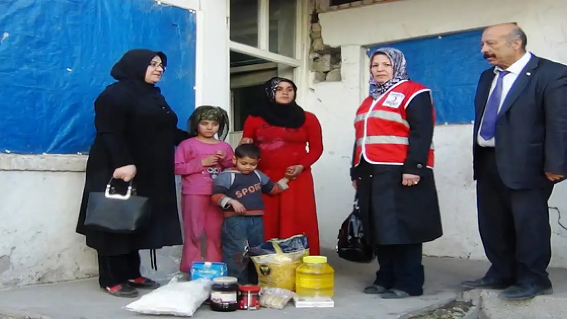 Kızılaydan Fakir Ailelere Gıda Yardımı