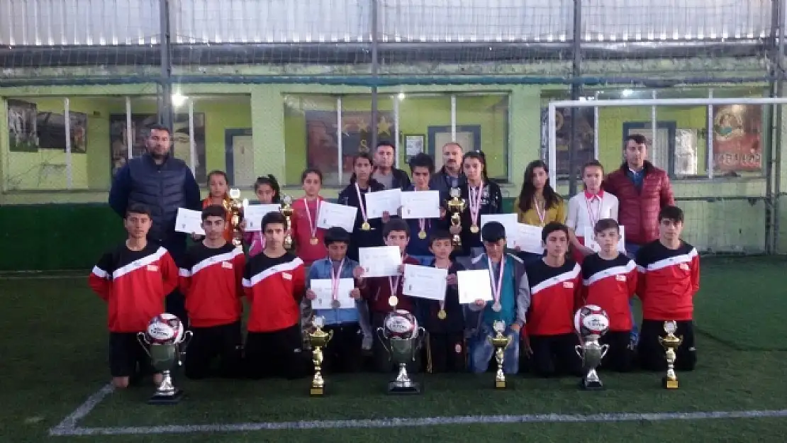 Fevzi Geyik Ortaokulu Futbol Bocce Takımlarına Plaket