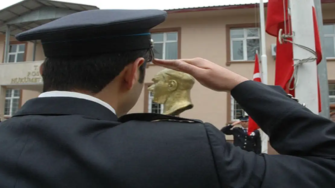 Polis'in Tören Kıyafetleri Çalındı