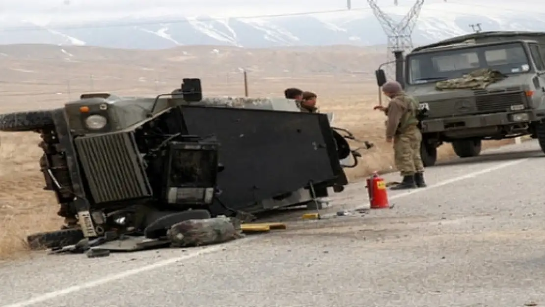 Van'da Askeri araç devrildi