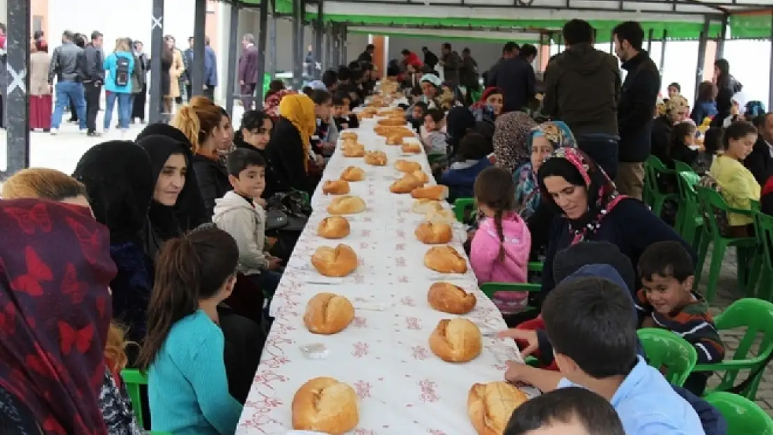 Yüksekovalı Ailelerle Dayanışma Yemeği Verildi