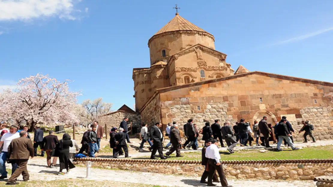 İranlılardan Akdamar Adasına Çıkarma 