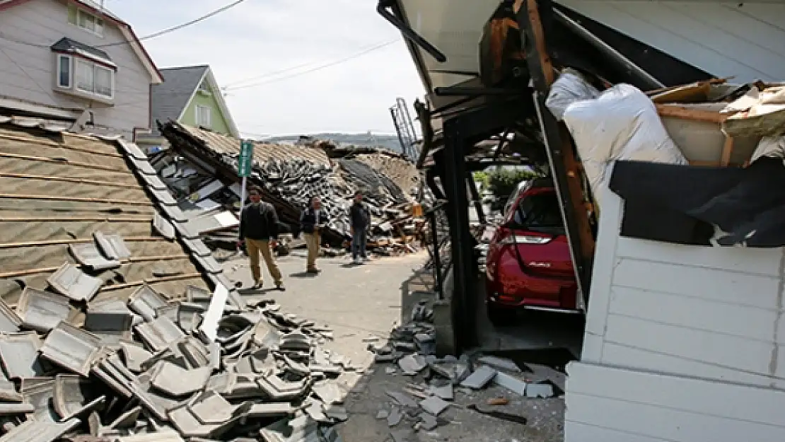 Depremin ardından tsunami  uyarısı