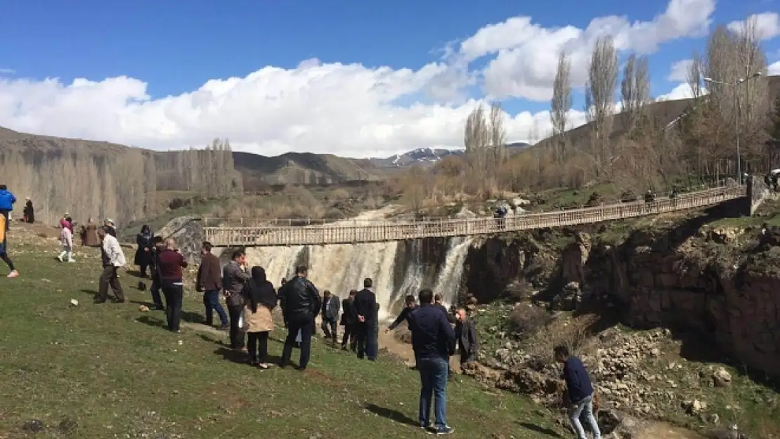 İran heyeti, Muradiye Şelalesini gezdi