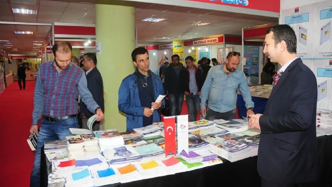 Fuarın Ücretsiz Kitap Dağıtan Tek Standı