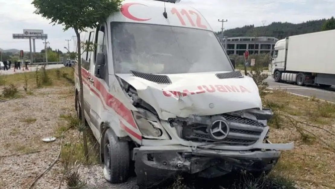 Hasta taşıyan ambulans otomobille çarpıştı: 1 ölü