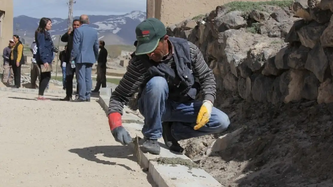 Başkale'de Kırsal Yere Parke Taşı Yapımına Başladı