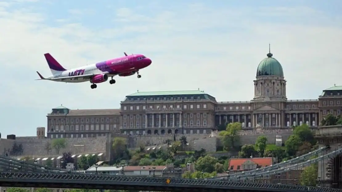 Budapeştete pilotlardan 1 Mayıs gösterisi