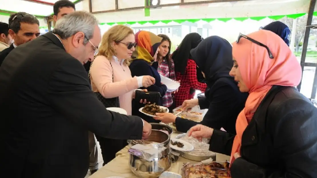 YYÜ'de Öğrenciler Yararına Kermes