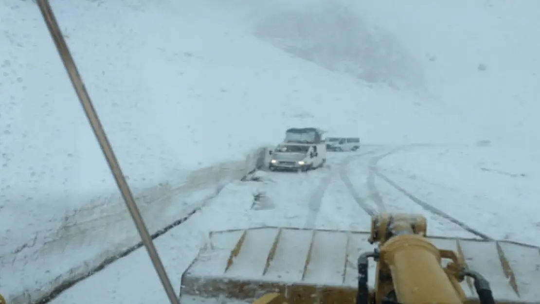 Kar Yığınını Yoldan Kaldıran Operatör Tehlike Atlattı