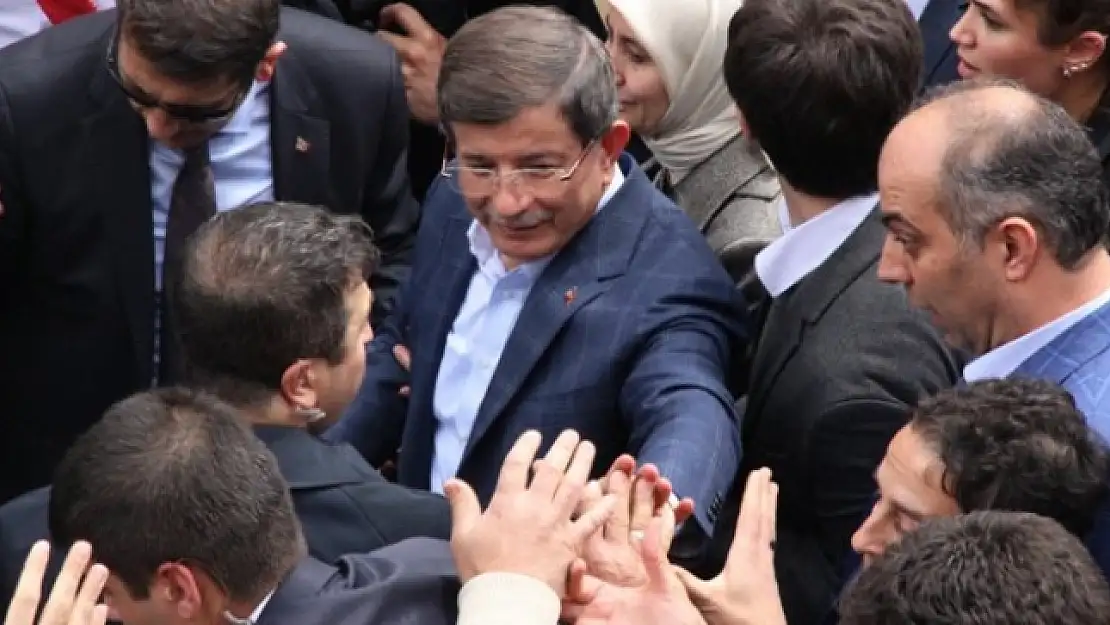 Davutoğlu'nun zarif davranışı takdir topladı