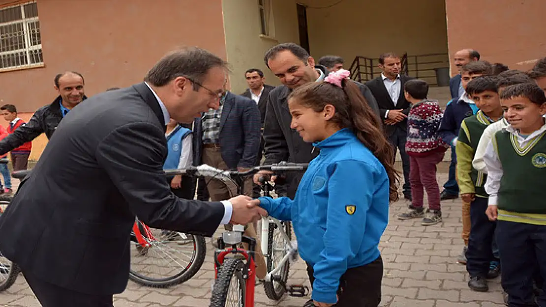 Çataklı Öğrenciler Bisikletlerine Kavuştu