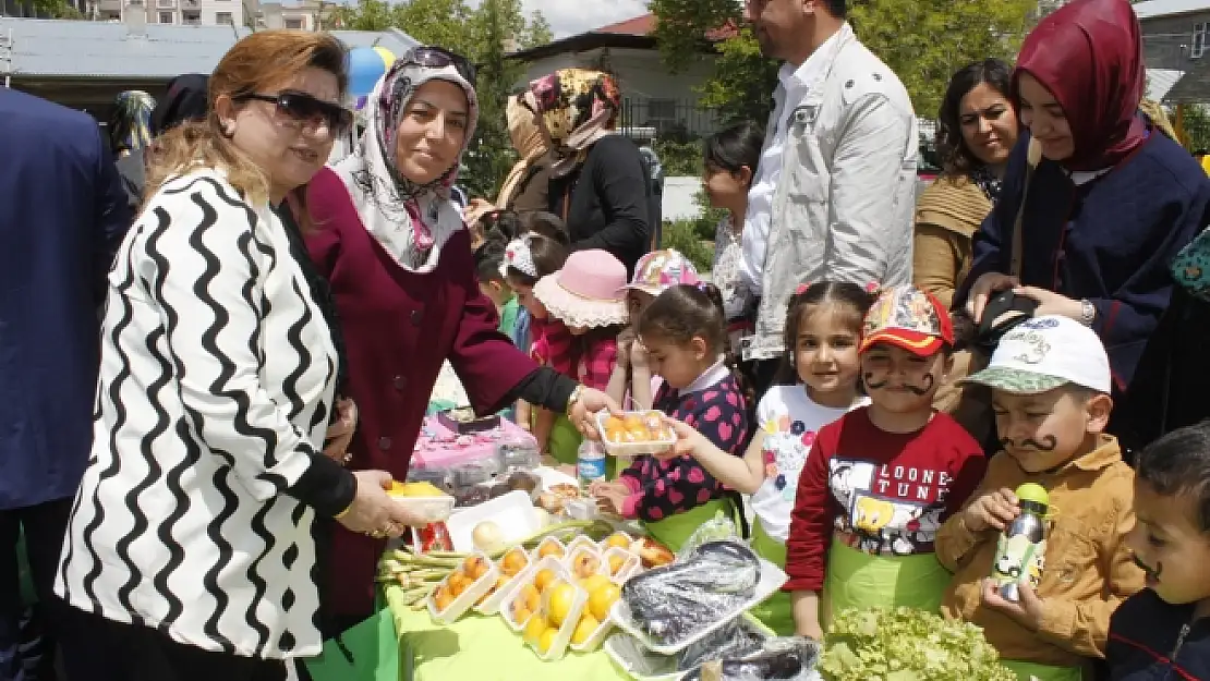 Minik Pazarcılar İş Başında