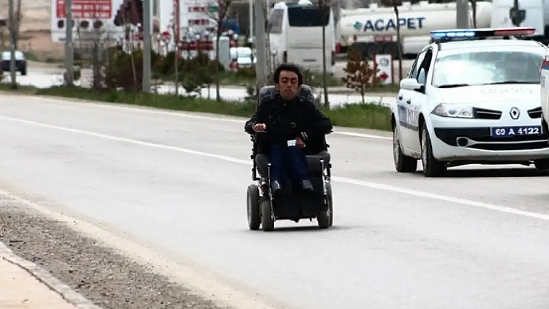 Tekerlekli sandalyesi ile 23 kilometre yol katetti