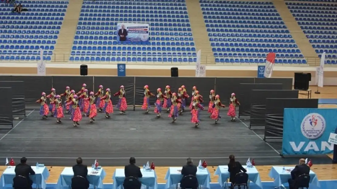 Tuşba Belediyesi Folklor Ekibinden Üstün Başarı