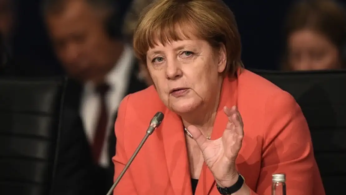 Merkel: Ben de masayı devirebilirim