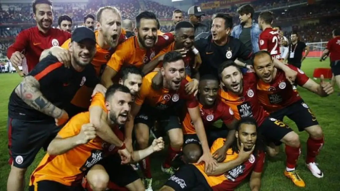 Galatasaray'da ilk ayrılık!