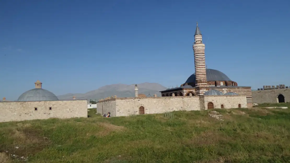 Van'da Asırlık Camiler Ramazan'a Hazır 