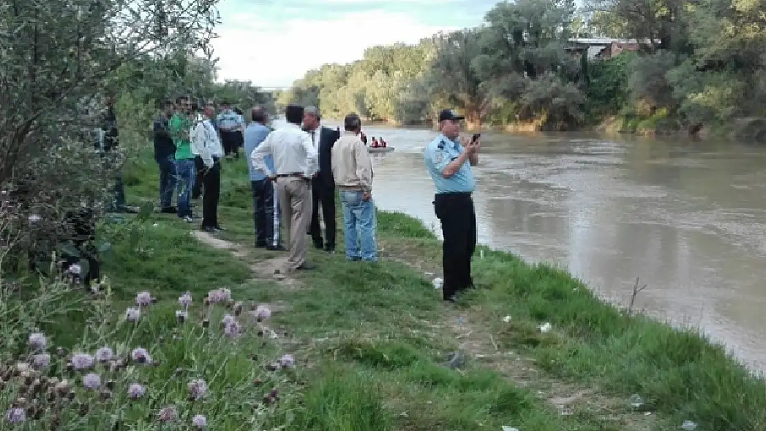 14 yaşındaki çocuk, balık tutarken nehre düştü