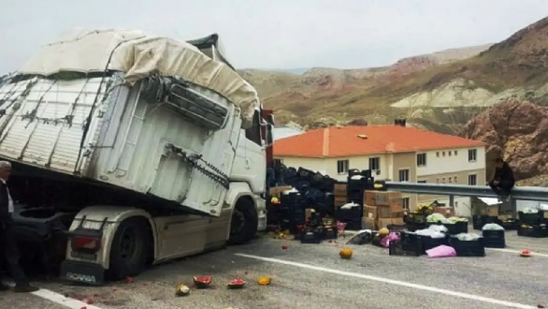 Vanda Sebze Yüklü Tır Devrildi