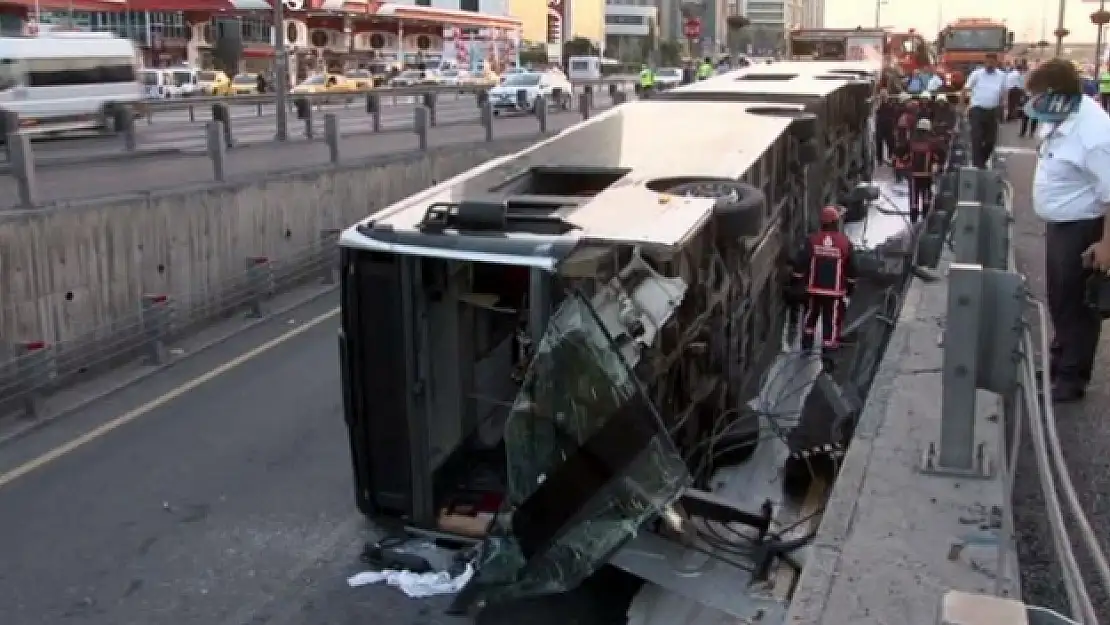 Metrobüs devrildi: 10 yaralı