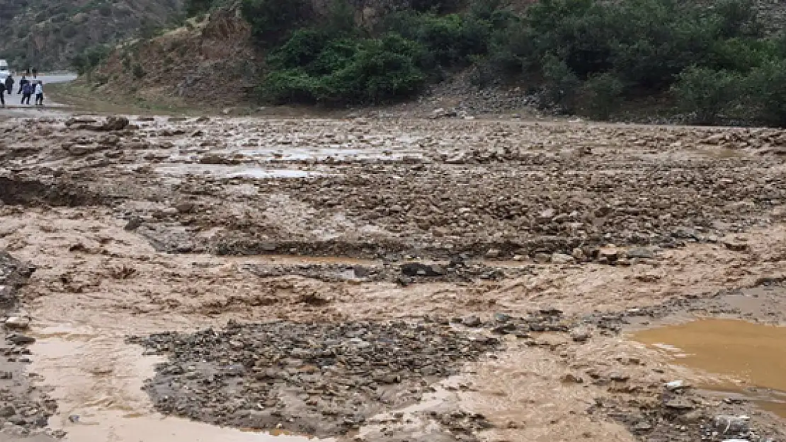 Çatak'ta Sel Karayolu Trafiğe Kapattı