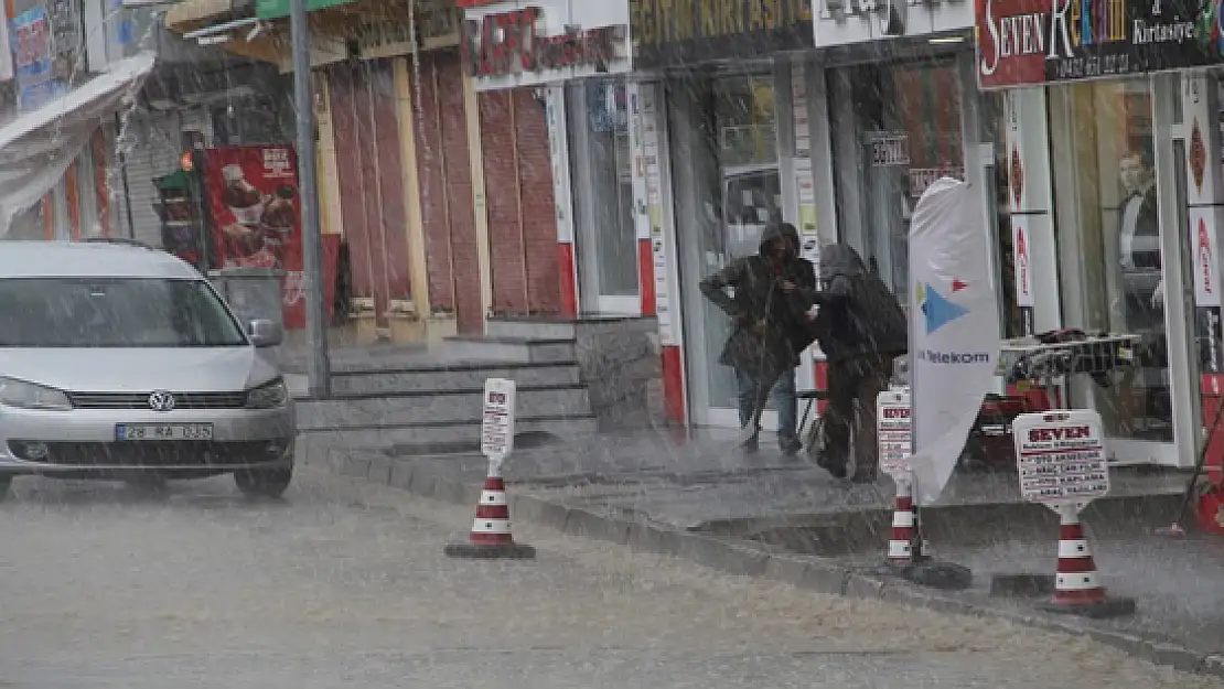 Başkale de Şiddetli Yağış Hayatı Olumsuz Etkiledi