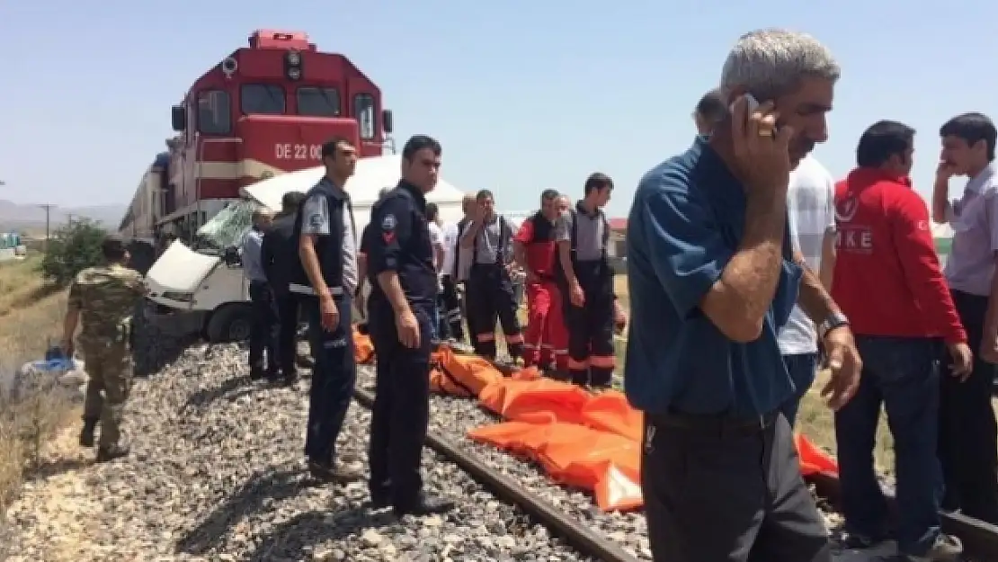 Elazığ'da tren minibüse çarptı: 9 ölü